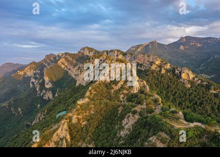 Queralt-Gebirge bei Sonnenaufgang im Sommer (Berguedà, Barcelona, Katalonien, Spanien, Pyrenäen) ESP: Sierra de Queralt en un amanecer de verano Barcelona Stockfoto
