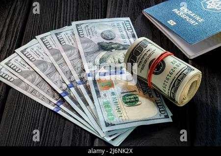 Eine dicke Rolle alter hundert-Dollar-Banknoten Stockfoto