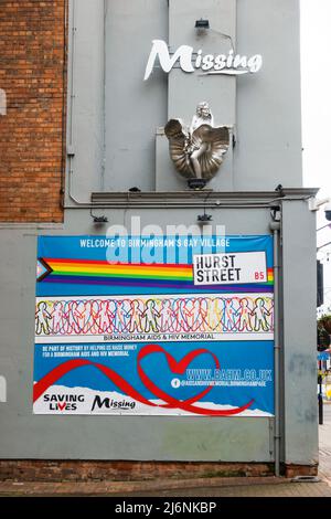 Birmingham AIDS- und HIV-Gedenkband an der Seite der vermissten Gay Bar und des Nachtclubs in der Hurst Street im Gay Village. Stockfoto