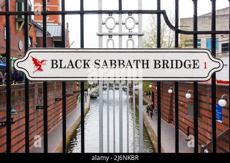 Black Sabbath Bridge und Sitz zur Erinnerung an die in Birmingham gegründete Heavy Metal Band. Stockfoto