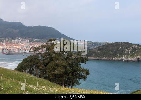 Panoramablick auf die Insel lekeitio ein wolkiger Frühlingstag Stockfoto