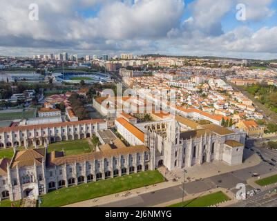 Luftdrohnenaufnahme des historischen Klosters Mosteiro dos Jeronimos Lissabon Portugal Stockfoto