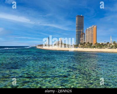 Blick auf die Wolkenkratzer von Jeddah vom öffentlichen Strand Premium Photo Stockfoto