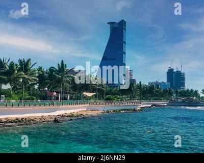 Blick auf die Wolkenkratzer von Jeddah vom öffentlichen Strand Premium Photo Stockfoto