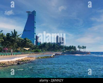 Blick auf die Wolkenkratzer von Jeddah vom öffentlichen Strand Premium Photo Stockfoto