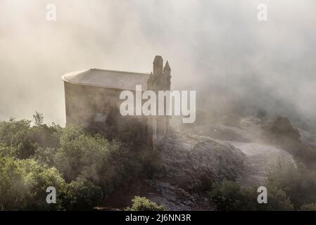 Sant Joan Einsiedelei zwischen Nebel, im Montserrat (Barcelona, Katalonien, Spanien) ESP: Ermita de Sant Joan con niebla en Montserrat (España) Stockfoto