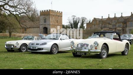 Klassische MGA MGB- und MGF-Sportwagen Stockfoto