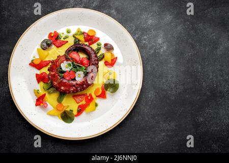 Gegrillte Tintenfisch-Tentakeln mit Spargel und Sauce Stockfoto