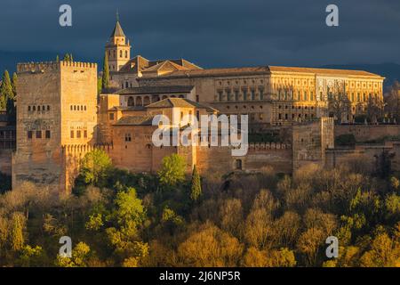 Die Alhambra ist ein Palast- und Festungskomplex in Granada, Andalusien, Spanien. Es ist eines der berühmtesten Denkmäler der islamischen Architektur und Stockfoto