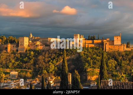 Die Alhambra ist ein Palast- und Festungskomplex in Granada, Andalusien, Spanien. Es ist eines der berühmtesten Denkmäler der islamischen Architektur und Stockfoto