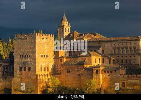 Die Alhambra ist ein Palast- und Festungskomplex in Granada, Andalusien, Spanien. Es ist eines der berühmtesten Denkmäler der islamischen Architektur und Stockfoto