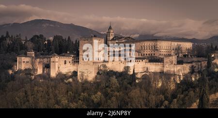 Die Alhambra ist ein Palast- und Festungskomplex in Granada, Andalusien, Spanien. Es ist eines der berühmtesten Denkmäler der islamischen Architektur und Stockfoto