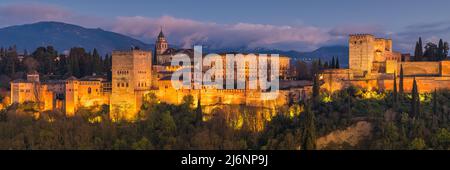 Die Alhambra ist ein Palast- und Festungskomplex in Granada, Andalusien, Spanien. Es ist eines der berühmtesten Denkmäler der islamischen Architektur und Stockfoto