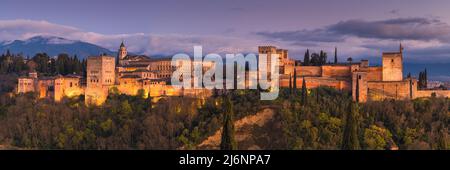 Die Alhambra ist ein Palast- und Festungskomplex in Granada, Andalusien, Spanien. Es ist eines der berühmtesten Denkmäler der islamischen Architektur und Stockfoto
