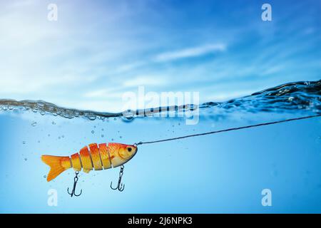 Goldfisch Angeln locken unter Wasser auf blauem Himmel Hintergrund. Kopieren Raum Stockfoto