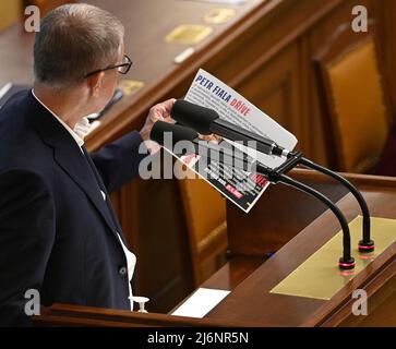 Andrej Babis, Mitglied des tschechischen parlaments (ehemaliger tschechischer Premierminister), hält ein Papier mit dem Titel PETR FIALA (tschechischer Premierminister) und spricht während der Sondersitzung der Abgeordnetenkammer in Prag, Tschechische Republik, am 3. Mai 2022. Die Abgeordnetenkammer beginnt mit der Debatte über die Aufhebung der EET, die Briefwahl, die Änderung des Gesetzes über Interessenkonflikte und das Ende der Pandemiewarnung. (CTK Photo/Michal Krumphanzl) Stockfoto