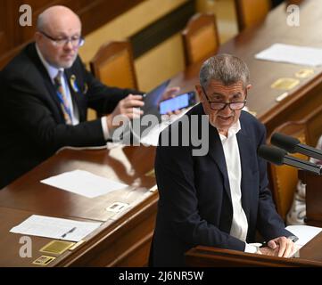 Andrej Babis, Mitglied des tschechischen parlaments (ehemaliger tschechischer Premierminister), spricht während der Sondersitzung der Abgeordnetenkammer in Prag, Tschechische Republik, am 3. Mai 2022. Die Abgeordnetenkammer beginnt mit der Debatte über die Aufhebung der EET, die Briefwahl, die Änderung des Gesetzes über Interessenkonflikte und das Ende der Pandemiewarnung. (CTK Photo/Michal Krumphanzl) Stockfoto