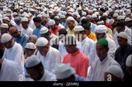 Muslimische Menschen beten bei einer Eidgah zum Beginn des Eid al-Fitr-Festes, das das Ende ihres heiligen Fastenmonats Ramadan in Guwahati, Assam, Indien, am 03. Mai 2022 markiert. Stockfoto