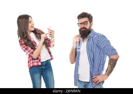 Glückliches Kind Tochter machen Foto von bärtigen Mann Vater posiert mit Prop Brille, Photobooth Stockfoto