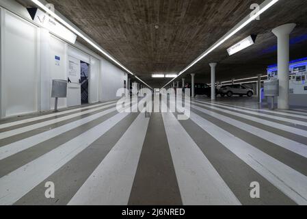 Moderne, beleuchtete Tiefgarage Stockfoto