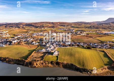 Luftaufnahme von Dunfanaghy in der Grafschaft Donegal bei Sonnenuntergang - Irland. Stockfoto