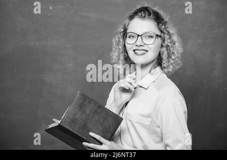 Der Lehrer erklärt hartes Thema. Lehrer bester Freund der Lernenden. Pädagoge halten Buch und erklären Informationen. Bildungskonzept. Frau Schullehrerin Stockfoto