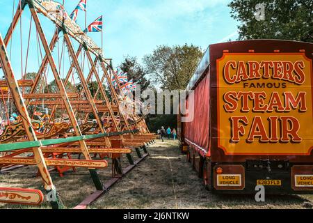 Die Carters Steam Fair ist eine traditionelle englische Wandermesse mit Fahrgeschäften aus den Jahren 1890s bis 1960. Stockfoto