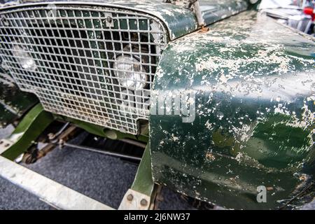 Ein verblasste Land Rover der Serie 1 mit viel Patina im Great British Car Journey Classic Car Museum, Ambergate, Derbyshire, Großbritannien Stockfoto