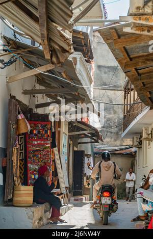 STONE TOWN, TANSANIA - 22. Dezember 2021: Enge Gassen und alte Häuser in Stone Town, Sansibar, Tansania Stockfoto