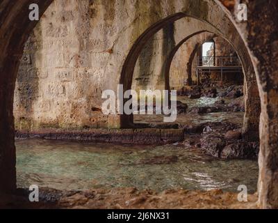 Alanya, türkei, Winterspaziergang am mittelmeer. Werften und Arsenal in Alanya Stockfoto