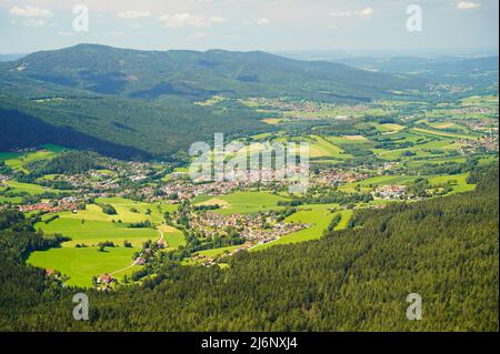 Blick vom Osser-Berg auf Lam, eine kleine Stadt im Bayerischen Wald. Lamer Winkel, Kreis Cham, Oberpfalz, Bayern, Deutschland. Stockfoto