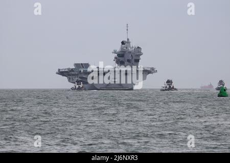 Die Royal Navy-Flugzeugträgerin HMS QUEEN ELIZABETH kehrt zu Trainingsübungen auf See zurück Stockfoto