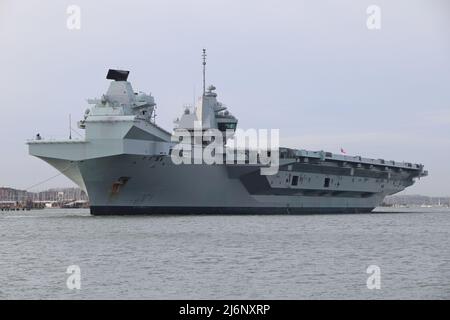 Die Royal Navy-Flugzeugträgerin HMS QUEEN ELIZABETH kehrt zu Trainingsübungen auf See zurück Stockfoto