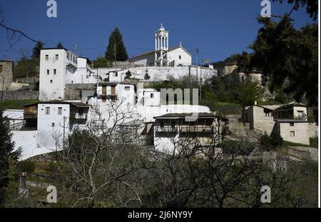 Ländliche Landschaft mit Panoramablick auf Kastanitsa eine historische traditionelle Siedlung von Arcadia auf dem Peloponnes, Griechenland. Stockfoto