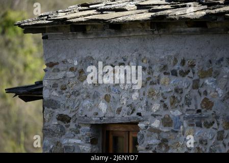 Altes traditionelles Steinhaus mit Schiefer-Dach in Kastanitsa, Arcadia Peloponnes, Griechenland. Stockfoto