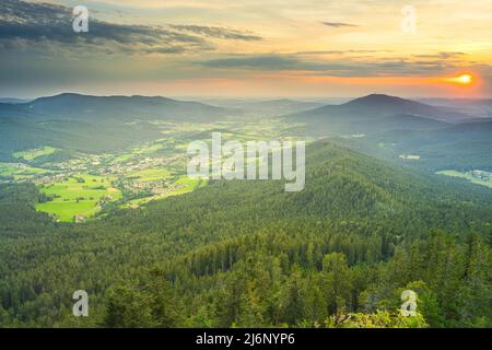 Goldene Stunde Blick vom Osser Berg nach Lam, einer kleinen Stadt im Bayerischen Wald. Der hohe Bogen befindet sich auf der rechten Seite. Lamer Winkel, Bezirk Cham, Upper P Stockfoto