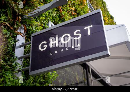 Nahaufnahme des Schildes des des Modeladens von Ghost London im Ashford Outlet Center, Kent, England, Großbritannien. Stockfoto