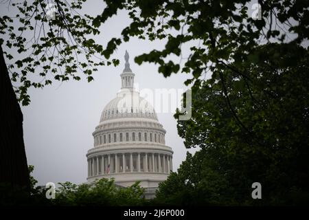 Eine allgemeine Ansicht des US-Kapitolgebäudes, in Washington, D.C., am Dienstag, den 3. Mai, 2022. Gestern Abend wurde von Politico ein Entwurf einer Entscheidung des Obersten Gerichtshofs veröffentlicht, mit der das Urteil Roe v. Wade zum Schutz der Abtreibungsrechte umgestritten wurde, das von dem konservativen Richter Samuel Alito verfasst wurde. Es war ein seismischer Schock für die amerikanische politische Welt. (Graeme Sloan/Sipa USA) Stockfoto