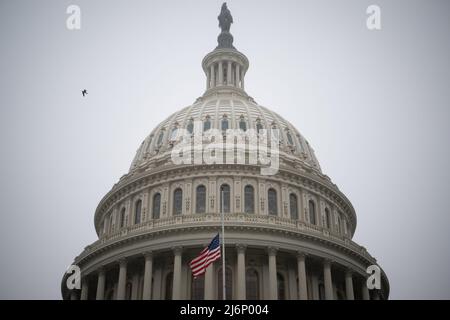 Eine allgemeine Ansicht des US-Kapitolgebäudes, in Washington, D.C., am Dienstag, den 3. Mai, 2022. Gestern Abend wurde von Politico ein Entwurf einer Entscheidung des Obersten Gerichtshofs veröffentlicht, mit der das Urteil Roe v. Wade zum Schutz der Abtreibungsrechte umgestritten wurde, das von dem konservativen Richter Samuel Alito verfasst wurde. Es war ein seismischer Schock für die amerikanische politische Welt. (Graeme Sloan/Sipa USA) Stockfoto