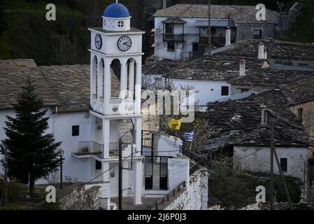 Landschaft mit szenischer campanile-Ansicht der griechisch-orthodoxen Kirche Verklärung Jesu in Kastanitsa, Arcadia Peloponnes, Griechenland. Stockfoto