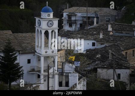 Landschaft mit szenischer campanile-Ansicht der griechisch-orthodoxen Kirche Verklärung Jesu in Kastanitsa, Arcadia Peloponnes, Griechenland. Stockfoto