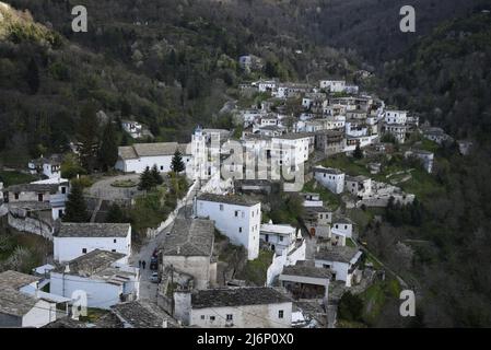 Ländliche Landschaft mit Panoramablick auf Kastanitsa eine historische traditionelle Siedlung von Arcadia auf dem Peloponnes, Griechenland. Stockfoto