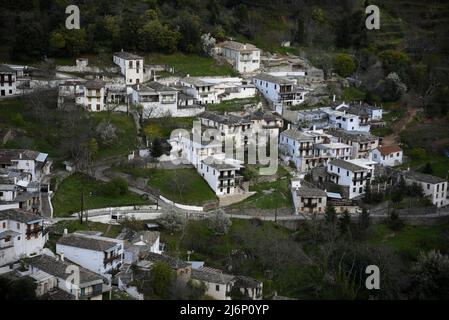 Ländliche Landschaft mit Panoramablick auf Kastanitsa eine historische traditionelle Siedlung von Arcadia auf dem Peloponnes, Griechenland. Stockfoto