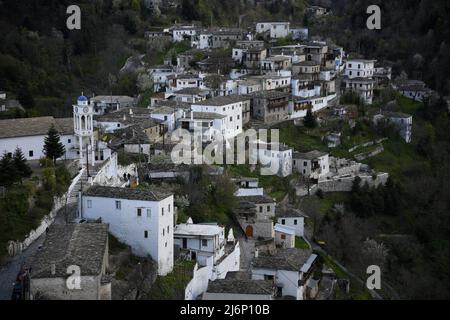 Ländliche Landschaft mit Panoramablick auf Kastanitsa eine historische traditionelle Siedlung von Arcadia auf dem Peloponnes, Griechenland. Stockfoto