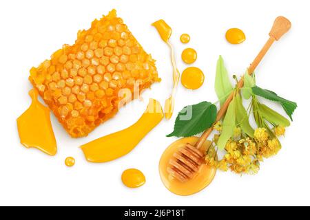 Honigwaben und Honigpfütze mit Stock- und Lindenblüten isoliert auf weißem Hintergrund. Draufsicht. Flach liegend Stockfoto