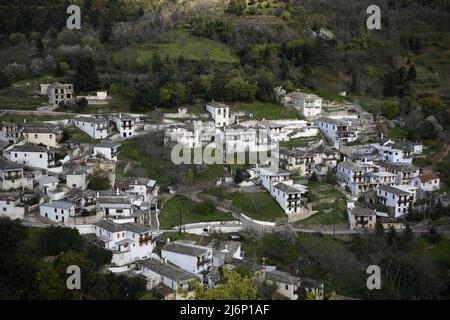 Ländliche Landschaft mit Panoramablick auf Kastanitsa eine historische traditionelle Siedlung von Arcadia auf dem Peloponnes, Griechenland. Stockfoto