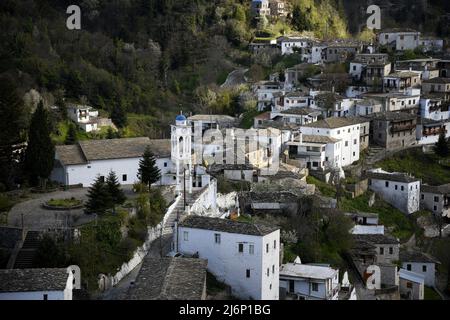 Ländliche Landschaft mit Panoramablick auf Kastanitsa eine historische traditionelle Siedlung von Arcadia auf dem Peloponnes, Griechenland. Stockfoto