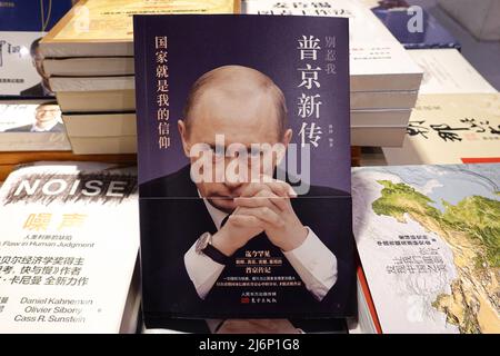 29. April 2022, Changzhou, Jiangsu, China: Ein persönliches Foto von Vladimir Vladimirovich Putin ist auf dem Cover einer Buchbiografie von Vladimir Putin zu sehen. (Bild: © Sheldon Cooper/SOPA Images via ZUMA Press Wire) Stockfoto