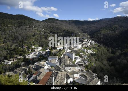 Ländliche Landschaft mit Panoramablick auf Kastanitsa eine historische traditionelle Siedlung von Arcadia auf dem Peloponnes, Griechenland. Stockfoto