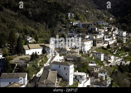 Ländliche Landschaft mit Panoramablick auf Kastanitsa eine historische traditionelle Siedlung von Arcadia auf dem Peloponnes, Griechenland. Stockfoto